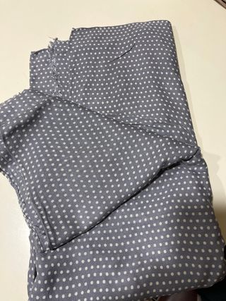 Pañuelo cuello gris topos blancos