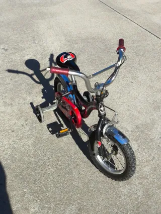 Bicicleta infantil Schwinn Tiger con ruedines