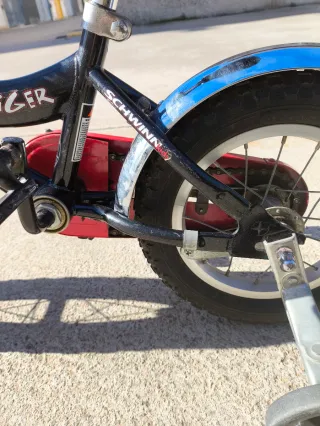 Bicicleta infantil Schwinn Tiger con ruedines
