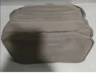 Bolso de mano gris con cremallera