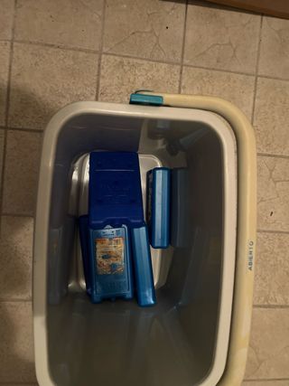 Nevera de playa con cubos de hielo