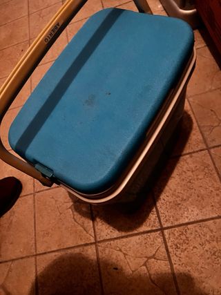Nevera de playa con cubos de hielo