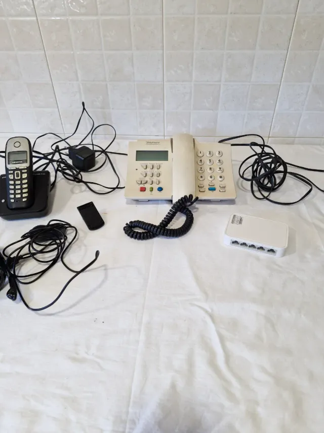 Teléfono fijo beige y negro