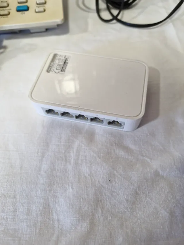 Teléfono fijo beige y negro