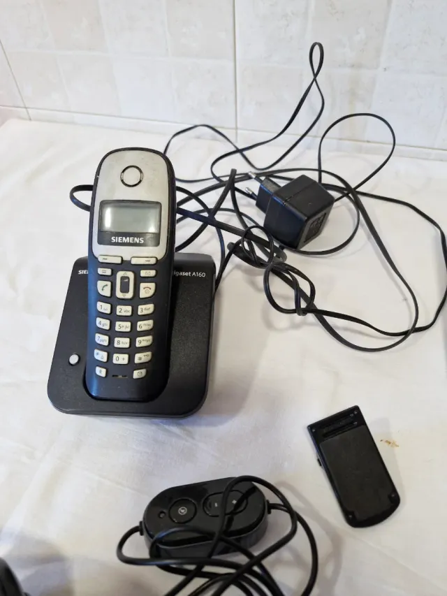 Teléfono fijo beige y negro