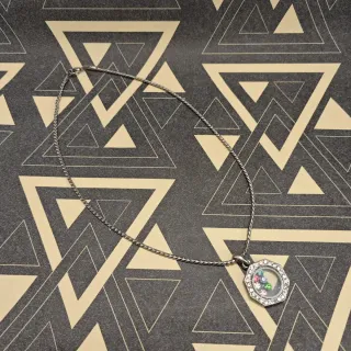 Collar con abalorio de piedras movibles