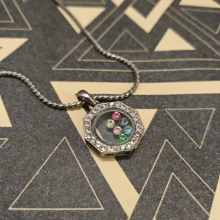 Collar con abalorio de piedras movibles