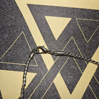 Collar con abalorio de piedras movibles