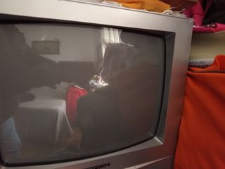 Televisión antigua gris/plateada