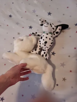 2 Peluches: Gato blanco y Dálmata