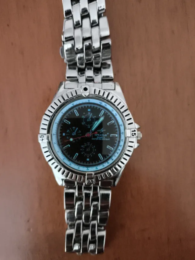 Reloj de pulsera plateado con esfera naranja