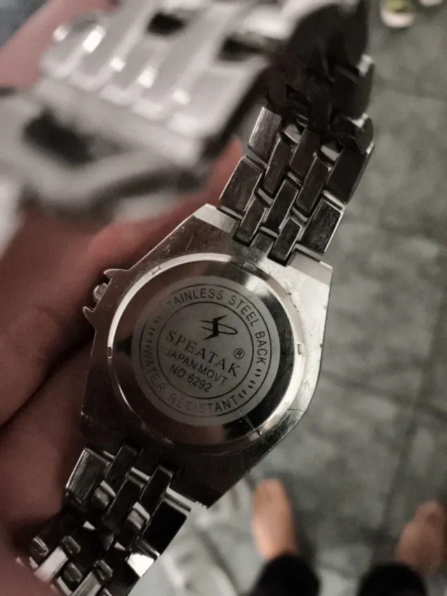 Reloj de pulsera plateado con esfera naranja