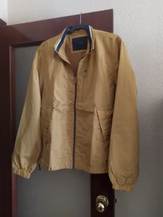 Cazadora impermeable amarilla