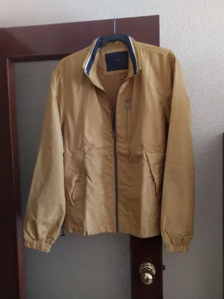 Cazadora impermeable amarilla