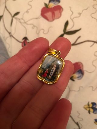 Colgante religioso dorado