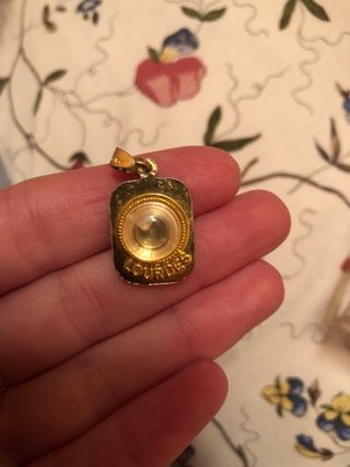 Colgante religioso dorado