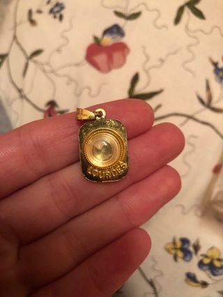 Colgante religioso dorado