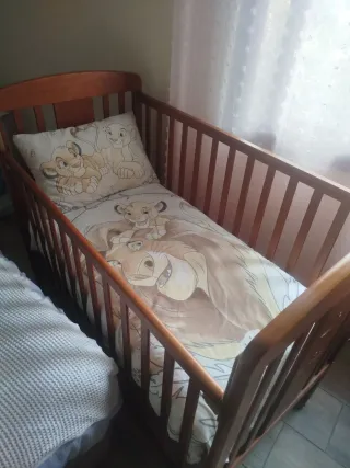 Cuna de madera con diseño de luna y estrellas