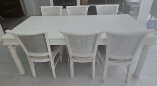 Mesa de comedor de madera y mimbre