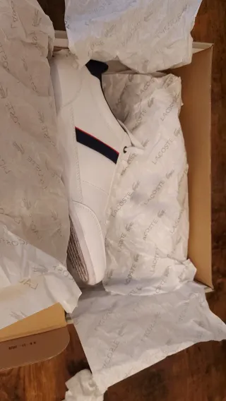 Zapatillas Lacoste Blancas y Azul Marino.