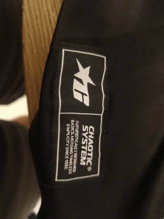 Camiseta deportiva negra con diseño