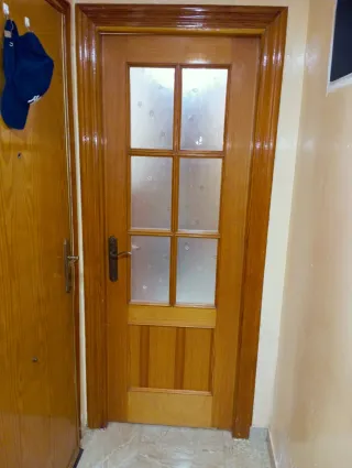 Puerta de madera con cristal