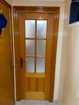 Puerta de madera con cristal
