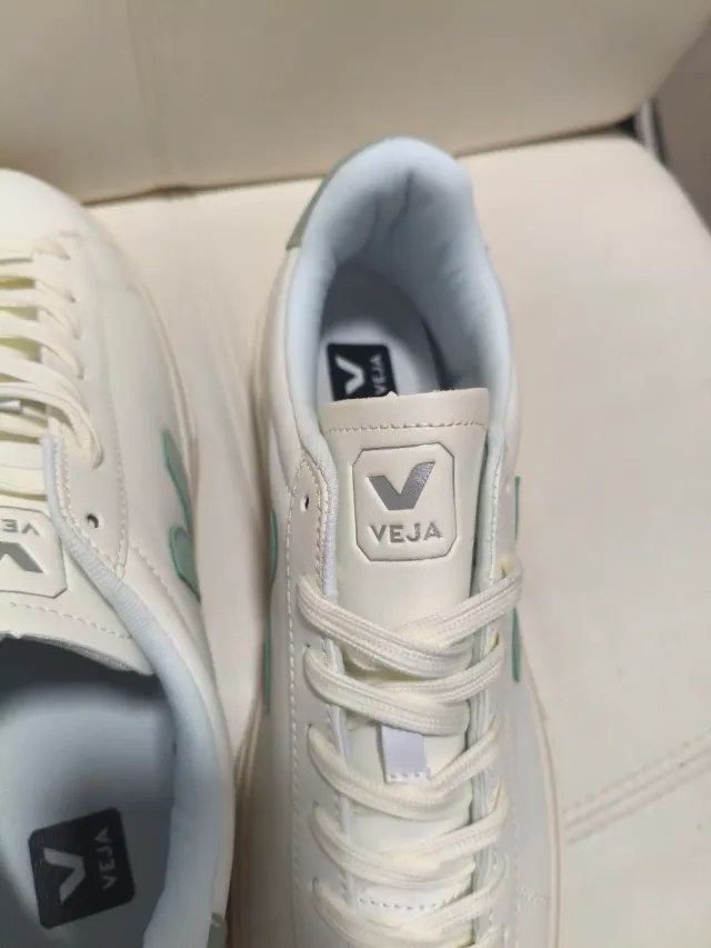 Zapatillas Veja Blancas y verde