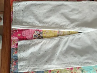 Pantalones blancos con brillos