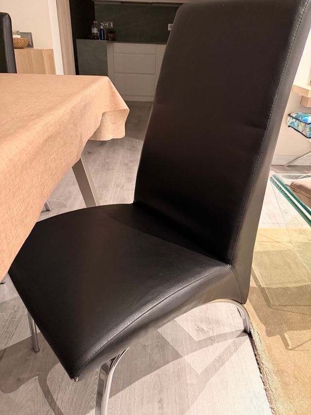 Sillas de comedor negras (piel y metal) vendo 4