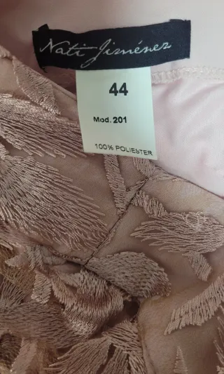 Vestido rosa con encaje floral y flecos