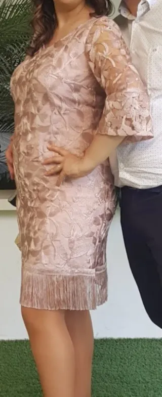 Vestido rosa con encaje floral y flecos
