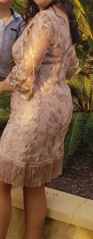 Vestido rosa con encaje floral y flecos