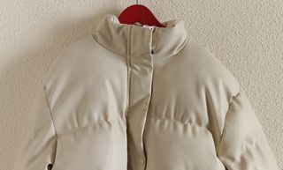 Cazadora acolchada color crema