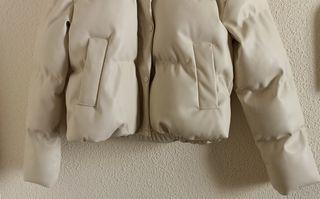 Cazadora acolchada color crema