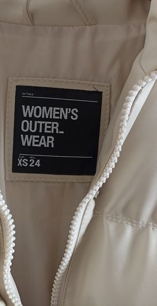 Cazadora acolchada color crema