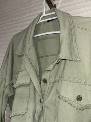 Cazadora vaquera verde desgastada