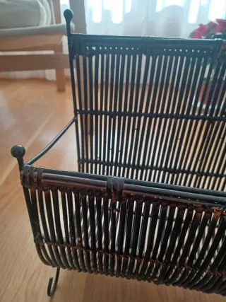 Revistero de mimbre y metal