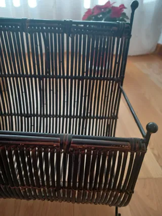 Revistero de mimbre y metal