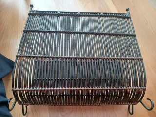 Revistero de mimbre y metal