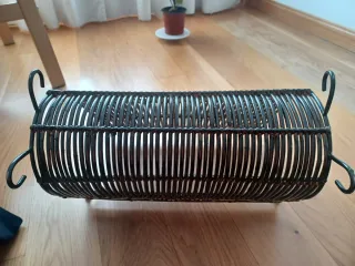 Revistero de mimbre y metal