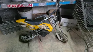 Minimoto de gasolina amarilla