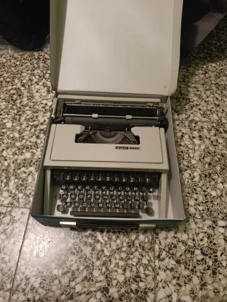 Máquina de escribir Olivetti Dora