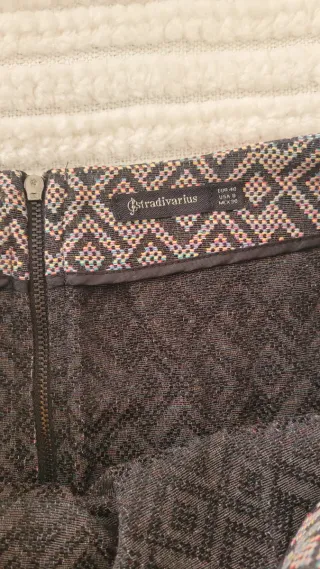 Falda Stradivarius geométrica