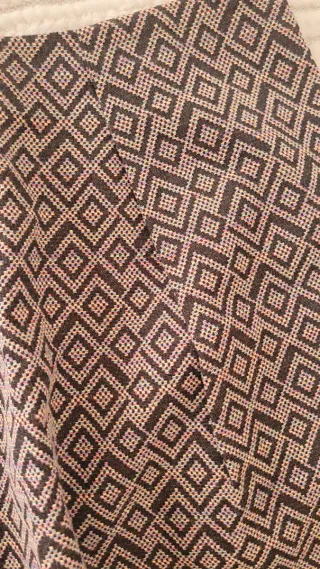 Falda Stradivarius geométrica