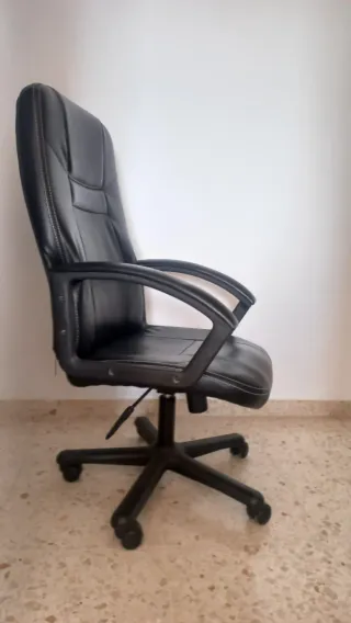 Silla de estudio/gamer negra con ruedas