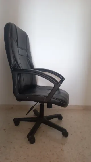 Silla de estudio/gamer negra con ruedas
