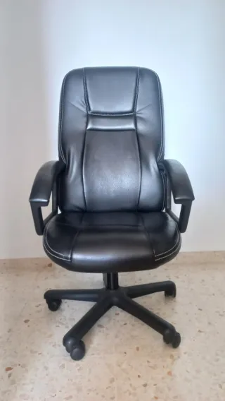 Silla de estudio/gamer negra con ruedas