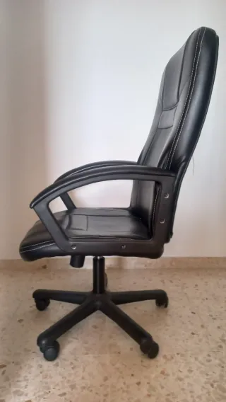 Silla de estudio/gamer negra con ruedas