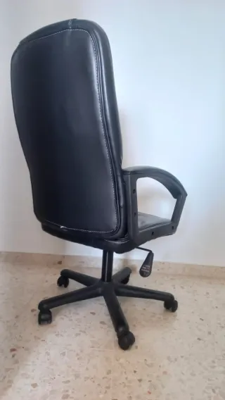 Silla de estudio/gamer negra con ruedas